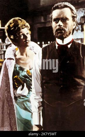 Dawn Addams & Paul Massie Film: Die Zwei Gesichter Von Dr. Jekyll (1963) Charaktere: Kitty Jekyll & Dr. Henry Jekyll Regie: Terence Fisher 24 October 1960 **WARNUNG** Dieses Foto ist nur für redaktionelle Zwecke bestimmt und unterliegt dem Copyright von HAMMER und/oder dem Fotografen, der von der Film- oder Produktionsfirma beauftragt wurde, und kann nur von Publikationen im Zusammenhang mit der Bewerbung des oben genannten Films reproduziert werden. Eine obligatorische Gutschrift für DEN HAMMER ist erforderlich. Der Fotograf sollte auch bei Bekanntwerden des Fotos gutgeschrieben werden. Ohne schriftliche Genehmigung der Film Company kann keine kommerzielle Nutzung gewährt werden. Stockfoto