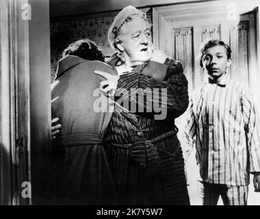 Margaret Rutherford & Ronnie Raymond Film: Murder She Said (UK 1961) Charaktere: Miss Jane Marple & / Literaturverfilmung (nach dem Buch von Agatha Christie) Regie: George Pollock 26. September 1961 **WARNUNG** Dieses Foto ist nur für redaktionelle Zwecke bestimmt und unterliegt dem Copyright von MGM und/oder dem von der Film- oder Produktionsfirma beauftragten Fotografen und kann nur von Publikationen im Zusammenhang mit der Bewerbung des oben genannten Films reproduziert werden. Eine obligatorische Gutschrift an MGM ist erforderlich. Der Fotograf sollte auch bei Bekanntwerden des Fotos gutgeschrieben werden. Ohne schriftliche Genehmigung kann keine kommerzielle Nutzung gewährt werden Stockfoto