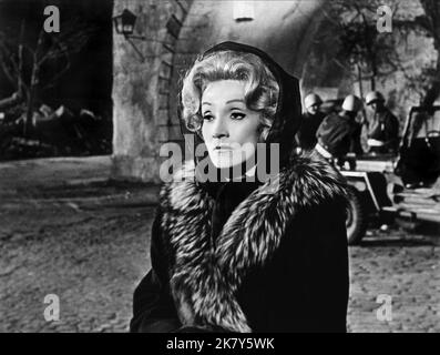 Marlene Dietrich Film: Urteil in Nürnberg; Urteil in Nürnberg (USA 1963) Charaktere: Frau Bertholt Regie: Stanley Kramer 14 December 1961 **WARNUNG** Dieses Foto ist nur für den redaktionellen Gebrauch bestimmt und unterliegt dem Copyright von UNITED ARTISTS und/oder dem Fotografen, der von der Film- oder Produktionsfirma beauftragt wurde und darf nur von Publikationen im Zusammenhang mit der Bewerbung des oben genannten Films reproduziert werden. Eine obligatorische Gutschrift für UNITED ARTISTS ist erforderlich. Der Fotograf sollte auch bei Bekanntwerden des Fotos gutgeschrieben werden. Ohne schriftliche Genehmigung der Film Company kann keine kommerzielle Nutzung gewährt werden. Stockfoto