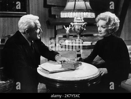 Spencer Tracy & Marlene Dietrich Film: Urteil in Nürnberg; Urteil in Nürnberg (USA 1963) Charaktere: Chefrichter Dan Haywood,Mrs. Bertholt Director: Stanley Kramer 14 December 1961 **WARNUNG** Dieses Foto ist nur für den redaktionellen Gebrauch bestimmt und unterliegt dem Copyright von UNITED ARTISTS und/oder dem Fotografen, der von der Film- oder Produktionsfirma beauftragt wurde und kann nur durch Publikationen im Zusammenhang mit der Bewerbung des oben genannten Films reproduziert werden. Eine obligatorische Gutschrift für UNITED ARTISTS ist erforderlich. Der Fotograf sollte auch bei Bekanntwerden des Fotos gutgeschrieben werden. Ohne schriftliche A kann keine kommerzielle Nutzung gewährt werden Stockfoto