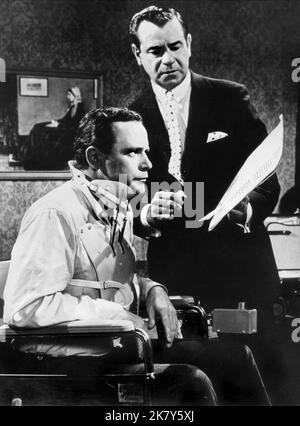 Jack Lemmon & Walter Matthau Film: The Fortune Cookie; Meet Whiplash Willie (USA 1966) Charaktere: Harry Hinkle & Willie Gingrich Regie: Billy Wilder 19. Oktober 1966 **WARNUNG** Dieses Foto ist nur für redaktionelle Zwecke bestimmt und unterliegt dem Copyright von MGM und/oder dem von der Film- oder Produktionsfirma beauftragten Fotografen und kann nur von Publikationen im Zusammenhang mit der Bewerbung des oben genannten Films reproduziert werden. Eine obligatorische Gutschrift an MGM ist erforderlich. Der Fotograf sollte auch bei Bekanntwerden des Fotos gutgeschrieben werden. Ohne schriftliche Genehmigung der Film Company kann keine kommerzielle Nutzung gewährt werden. Stockfoto