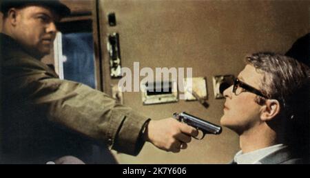 Michael Caine Film The Ipcress File (1965) Charaktere: Harry Palmer Regie: Sidney J. Furie 02. Juli 1965 **WARNUNG** dieses Foto ist nur für redaktionelle Zwecke bestimmt und unterliegt dem Urheberrecht von RANG und/oder dem Fotografen, der von der Film or Production Company zugewiesen wurde. Für die EINSTUFUNG ist eine erforderliche Gutschrift erforderlich. Der Fotograf sollte ebenfalls angerechnet werden, wenn er bekannt ist. Ohne schriftliche Genehmigung der Film Company kann keine kommerzielle Nutzung gewährt werden. Stockfoto