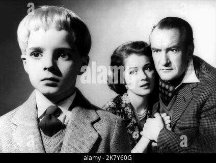 Martin Stephens, Barbara Shelley, George Sanders Film: Village of the Damned (UK 1960) Charaktere: David Zellaby,Anthea Zellaby,Gordon Zellaby Regie: Wolf Rilla 07 December 1960 **WARNUNG** Dieses Foto ist nur für redaktionelle Zwecke bestimmt und unterliegt dem Copyright von MGM und/oder dem von der Film- oder Produktionsfirma beauftragten Fotografen und kann nur durch Publikationen im Zusammenhang mit der Bewerbung des oben genannten Films reproduziert werden. Eine obligatorische Gutschrift an MGM ist erforderlich. Der Fotograf sollte auch bei Bekanntwerden des Fotos gutgeschrieben werden. Ohne schriftliche Genehmigung der Film Compan kann keine kommerzielle Nutzung gewährt werden Stockfoto