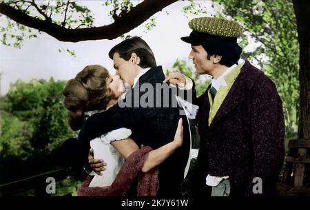 Barbara Eden, Karlheinz Böhm, Laurence Harvey Film: The Wonderful World of the Brothers Grimm (USA 1962) Charaktere: Greta Heinrich,,Wilhelm Grimm Regie: Henry Levin, George Pal 07 August 1962 **WARNUNG** Dieses Foto ist nur für den redaktionellen Gebrauch bestimmt und unterliegt dem Copyright von UNIVERSAL und/oder dem Fotografen, der von der Film- oder Produktionsfirma beauftragt wurde und kann nur durch Publikationen im Zusammenhang mit der Bewerbung des oben genannten Films reproduziert werden. Eine obligatorische Gutschrift an UNIVERSAL ist erforderlich. Der Fotograf sollte auch bei Bekanntwerden des Fotos gutgeschrieben werden. Ohne schriftliche Genehmigung kann keine kommerzielle Nutzung gewährt werden Stockfoto