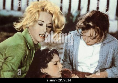 Tippi Hedren & Veronica Cartwright Film: The Birds (USA 1963) Charaktere: Melie Daniels & Cathy Brenner Regie: Alfred Hitchcock 28 March 1963 **WARNUNG** Dieses Foto ist nur für den redaktionellen Gebrauch bestimmt und unterliegt dem Copyright von UNIVERSAL und/oder dem Fotografen, der von der Film- oder Produktionsfirma beauftragt wurde und darf nur durch Publikationen im Zusammenhang mit der Bewerbung des oben genannten Films reproduziert werden. Eine obligatorische Gutschrift an UNIVERSAL ist erforderlich. Der Fotograf sollte auch bei Bekanntwerden des Fotos gutgeschrieben werden. Ohne schriftliche Genehmigung der Film Company kann keine kommerzielle Nutzung gewährt werden. Stockfoto