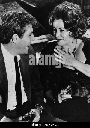 George Segal & Elizabeth Taylor Film: Wer hat Angst vor Virginia Woolf? (USA 1966) Charaktere: Nick,Martha Regie: Mike Nichols 21 June 1966 **WARNUNG** Dieses Foto ist nur für den redaktionellen Gebrauch bestimmt und unterliegt dem Copyright von WARNER BROS. Und/oder den Fotografen, der vom Film- oder Produktionsunternehmen beauftragt wurde und nur durch Publikationen im Zusammenhang mit der Bewerbung des oben genannten Films reproduziert werden kann. Eine obligatorische Gutschrift an WARNER BROS. Ist erforderlich. Der Fotograf sollte auch bei Bekanntwerden des Fotos gutgeschrieben werden. Ohne schriftliche Genehmigung der Film Company kann keine kommerzielle Nutzung gewährt werden. Stockfoto