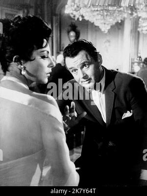 Joan Collins & Rod Steiger Film: Seven Thieves (1966) Charaktere: Melie / Madame De La Cruz & Paul Mason / John Edwards Regie: Henry Hathaway 11 March 1960 **WARNUNG** Dieses Foto ist nur für den redaktionellen Gebrauch bestimmt und unterliegt dem Copyright von 20 CENTURY FOX und/oder des Fotografen, der von der Film- oder Produktionsfirma beauftragt wurde, und kann nur durch Publikationen im Zusammenhang mit der Bewerbung des oben genannten Films reproduziert werden. Eine obligatorische Gutschrift an 20 CENTURY FOX ist erforderlich. Der Fotograf sollte auch bei Bekanntwerden des Fotos gutgeschrieben werden. Ohne schriftliche Genehmigung des Film Comp kann keine kommerzielle Nutzung gewährt werden Stockfoto