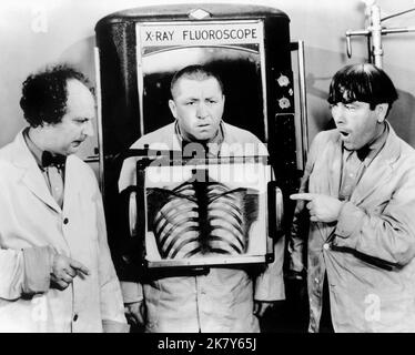 Larry Fine, Curly-Joe Derita & Moe Howard Film: Snow White and the Three Stooges (USA 1961) Charaktere: Larry, & Moe Regie: Walter lang 26 May 1961 **WARNUNG** Dieses Foto ist nur für redaktionelle Verwendung bestimmt und unterliegt dem Copyright von 20. CENTURY FOX und/oder des Fotografen, der von der Film- oder Produktionsfirma beauftragt wurde und darf nur durch Publikationen im Zusammenhang mit der Bewerbung des oben genannten Films reproduziert werden. Eine obligatorische Gutschrift an 20. CENTURY FOX ist erforderlich. Der Fotograf sollte auch bei Bekanntwerden des Fotos gutgeschrieben werden. Ohne schriftliche Genehmigung der Film Company kann keine kommerzielle Nutzung gewährt werden. Stockfoto