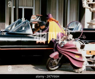 Burt ward, Adam West & Yvonne Craig Film: Batman (TV-Serie) Charaktere: Robin,Batman & Barbara Gordon/Batgirl USA 1966-1968, / 3. Staffel, Saison 3 12. Januar 1966 **WARNUNG** Dieses Foto ist nur für redaktionelle Zwecke bestimmt und unterliegt dem Copyright von ABC und/oder des Fotografen, der von der Film- oder Produktionsfirma beauftragt wurde, und kann nur von Publikationen im Zusammenhang mit der Bewerbung des oben genannten Films reproduziert werden. Eine obligatorische Gutschrift an ABC ist erforderlich. Der Fotograf sollte auch bei Bekanntwerden des Fotos gutgeschrieben werden. Ohne schriftliche Genehmigung der Film Company kann keine kommerzielle Nutzung gewährt werden. Stockfoto