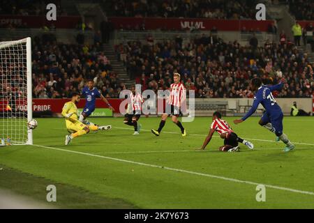 London, Großbritannien. 19. Oktober 2022. Carney Chukwuemeka aus Chelsea hat am 19. Oktober 2022 im GTECH Community Stadium, London, England, einen Torschuss von Brentford-Torwart David Raya während des Premier League-Spiels zwischen Brentford und Chelsea erspart. Foto von Ken Sparks. Nur zur redaktionellen Verwendung, Lizenz für kommerzielle Nutzung erforderlich. Keine Verwendung bei Wetten, Spielen oder Veröffentlichungen einzelner Clubs/Vereine/Spieler. Kredit: UK Sports Pics Ltd/Alamy Live Nachrichten Stockfoto