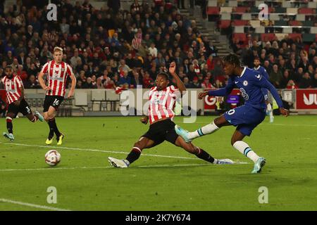 London, Großbritannien. 19. Oktober 2022. Carney Chukwuemeka aus Chelsea hat am 19. Oktober 2022 im GTECH Community Stadium, London, England, einen Torschuss von Brentford-Torwart David Raya während des Premier League-Spiels zwischen Brentford und Chelsea erspart. Foto von Ken Sparks. Nur zur redaktionellen Verwendung, Lizenz für kommerzielle Nutzung erforderlich. Keine Verwendung bei Wetten, Spielen oder Veröffentlichungen einzelner Clubs/Vereine/Spieler. Kredit: UK Sports Pics Ltd/Alamy Live Nachrichten Stockfoto