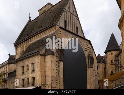 Die Kirche der Heiligen Maria von Sarlat, eine gut erhaltene gotische Kirche, die heute als Touristenaufzug genutzt wird, um die Stadt und die Märkte zu besichtigen Stockfoto