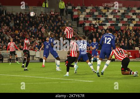 London, Großbritannien. 19. Oktober 2022. Ivan Toney aus Brentford hat einen Toraufstand, den Chelsea-Torwart Kepa Arrizabalaga während des Premier League-Spiels zwischen Brentford und Chelsea am 19. Oktober 2022 im GTECH Community Stadium, London, England, gerettet hat. Foto von Ken Sparks. Nur zur redaktionellen Verwendung, Lizenz für kommerzielle Nutzung erforderlich. Keine Verwendung bei Wetten, Spielen oder Veröffentlichungen einzelner Clubs/Vereine/Spieler. Kredit: UK Sports Pics Ltd/Alamy Live Nachrichten Stockfoto