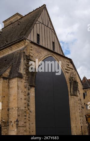 Die Kirche der Heiligen Maria von Sarlat, eine gut erhaltene gotische Kirche, die heute als Touristenaufzug genutzt wird, um die Stadt und die Märkte zu besichtigen Stockfoto