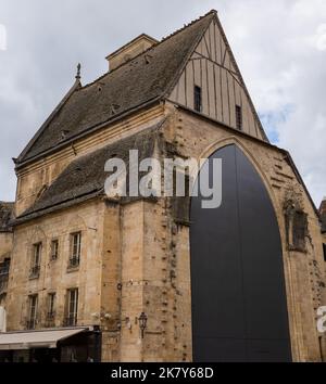 Die Kirche der Heiligen Maria von Sarlat, eine gut erhaltene gotische Kirche, die heute als Touristenaufzug genutzt wird, um die Stadt und die Märkte zu besichtigen Stockfoto