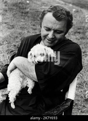 Rod Steiger & Poodle Dog Film: Three into Two Won't Go (1960) Charaktere: Steve Howard & Regie: Peter Hall 02 July 1969 **WARNUNG** Dieses Foto ist nur für redaktionelle Verwendung bestimmt und unterliegt dem Copyright von UNIVERSAL und/oder dem Fotografen, der von der Film- oder Produktionsfirma beauftragt wurde und darf nur von Publikationen im Zusammenhang mit der Bewerbung des oben genannten Films reproduziert werden. Eine obligatorische Gutschrift an UNIVERSAL ist erforderlich. Der Fotograf sollte auch bei Bekanntwerden des Fotos gutgeschrieben werden. Ohne schriftliche Genehmigung der Film Company kann keine kommerzielle Nutzung gewährt werden. Stockfoto