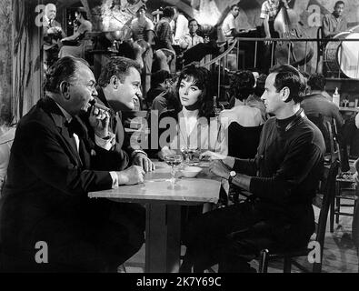 Edward G. Robinson, Rod Steiger, Joan Collins & Eli Wallach Film: Seven Thieves (1969) Charaktere: Theo Wilkins / Dr. Vital,Paul Mason / John Edwards,melie / Madame De La Cruz & Poncho / Baron von Roelitz Regie: Henry Hathaway 11 March 1960 **WARNUNG** Dieses Foto ist nur für den redaktionellen Gebrauch bestimmt und unterliegt dem Copyright von 20 CENTURY FOX und/oder des Fotografen, der von der Film- oder Produktionsfirma beauftragt wurde, und kann nur durch Publikationen im Zusammenhang mit der Bewerbung des oben genannten Films reproduziert werden. Eine obligatorische Gutschrift an 20 CENTURY FOX ist erforderlich. Der Fotograf sollte auch bei der Gutschrift berücksichtigt werden Stockfoto