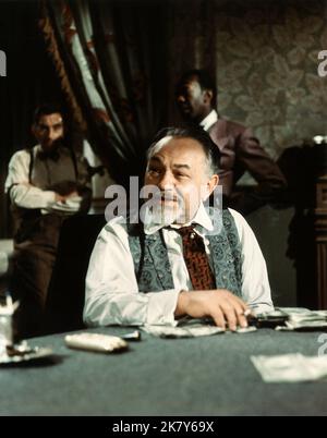 Edward G. Robinson Film: The Cincinnati Kid (USA 1965) Charaktere: Lancey Howard Regie: Norman Jewison 15 October 1965 **WARNUNG** Dieses Foto ist nur für redaktionelle Zwecke bestimmt und unterliegt dem Copyright von MGM und/oder dem von der Film- oder Produktionsfirma beauftragten Fotografen und kann nur von Publikationen im Zusammenhang mit der Bewerbung des oben genannten Films reproduziert werden. Eine obligatorische Gutschrift an MGM ist erforderlich. Der Fotograf sollte auch bei Bekanntwerden des Fotos gutgeschrieben werden. Ohne schriftliche Genehmigung der Film Company kann keine kommerzielle Nutzung gewährt werden. Stockfoto