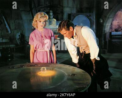 Yvette Mimieux & Rod Taylor Film The Time Machine (USA 1960) Charaktere: Weena & H. George Wells Regie: George PAL 17. August 1960 **WARNUNG** dieses Foto ist nur für redaktionelle Zwecke bestimmt und unterliegt dem Copyright von MGM und/oder dem Fotografen, der von der Film or Production Company zugewiesen wurde. Es kann nur durch Veröffentlichungen in Verbindung mit der Werbung für den oben genannten Film reproduziert werden. Eine obligatorische Gutschrift an MGM ist erforderlich. Der Fotograf sollte ebenfalls angerechnet werden, wenn er bekannt ist. Ohne schriftliche Genehmigung der Film Company kann keine kommerzielle Nutzung gewährt werden. Stockfoto
