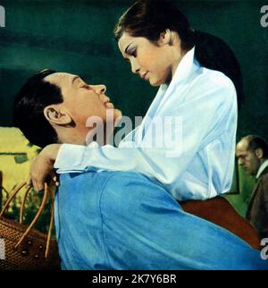 William Holden & Nancy Kwan Film: Die Welt von Suzie Wong (1965) Charaktere: Robert Lomax & Suzie Wong a.k.a. MEE Ling Wong Regie: Richard Quine 10. November 1960 **WARNUNG** Dieses Foto ist nur für redaktionelle Verwendung bestimmt und unterliegt dem Copyright von PARAMOUNT und/oder des Fotografen, der von der Film- oder Produktionsfirma beauftragt wurde, und kann nur durch Publikationen im Zusammenhang mit der Bewerbung des oben genannten Films reproduziert werden. Eine obligatorische Gutschrift an PARAMOUNT ist erforderlich. Der Fotograf sollte auch bei Bekanntwerden des Fotos gutgeschrieben werden. Ohne schriftliche Genehmigung der Film Company kann keine kommerzielle Nutzung gewährt werden. Stockfoto