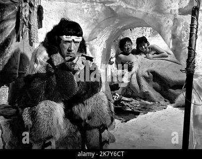 Anthony Quinn Film: The Savage Innocents (1960) Charaktere: Inuk Regie: Nichola Ray 01 March 1960 **WARNUNG** Dieses Foto ist nur für redaktionelle Zwecke bestimmt und unterliegt dem Copyright von PARAMOUNT und/oder des Fotografen, der von der Film- oder Produktionsfirma beauftragt wurde, und kann nur von Publikationen im Zusammenhang mit der Bewerbung des oben genannten Films reproduziert werden. Eine obligatorische Gutschrift an PARAMOUNT ist erforderlich. Der Fotograf sollte auch bei Bekanntwerden des Fotos gutgeschrieben werden. Ohne schriftliche Genehmigung der Film Company kann keine kommerzielle Nutzung gewährt werden. Stockfoto