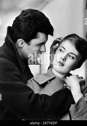 James Darren & Jean Seberg Film: Let No Man Write My Epitaph (1965) Charaktere: Nick Romano & Barbara Holloway Regie: Philip Leacock 01 October 1960 **WARNUNG** Dieses Foto ist nur für redaktionelle Zwecke bestimmt und unterliegt dem Copyright von COLUMBIA und/oder des Fotografen, der von der Film- oder Produktionsfirma beauftragt wurde, und kann nur von Publikationen im Zusammenhang mit der Bewerbung des oben genannten Films reproduziert werden. Eine obligatorische Gutschrift an COLUMBIA ist erforderlich. Der Fotograf sollte auch bei Bekanntwerden des Fotos gutgeschrieben werden. Ohne schriftliche Genehmigung der Film Company kann keine kommerzielle Nutzung gewährt werden. Stockfoto