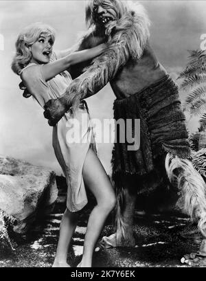 Yvette Mimieux & Monster Film The Time Machine (USA 1960) Charaktere: Weena & Regisseur: George PAL 17. August 1960 **WARNUNG** dieses Foto ist nur für redaktionelle Zwecke bestimmt und unterliegt dem Urheberrecht von MGM und/oder dem Fotografen, der von der Film- oder Produktionsgesellschaft beauftragt wurde. Es kann nur durch Veröffentlichungen in Verbindung mit der Werbung für den oben genannten Film reproduziert werden. Eine obligatorische Gutschrift an MGM ist erforderlich. Der Fotograf sollte ebenfalls angerechnet werden, wenn er bekannt ist. Ohne schriftliche Genehmigung der Film Company kann keine kommerzielle Nutzung gewährt werden. Stockfoto