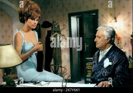 Raquel Welch, Vittorio de Sica Film The Greatest Bundle of Them All (USA 1968) Charaktere: Juliana, Cesare Celli Regie: Ken Annakin 17. Januar 1968 **WARNUNG** dieses Foto ist nur für redaktionelle Zwecke bestimmt und unterliegt dem Urheberrecht von MGM und/oder dem Fotografen, der von der Film- oder Produktionsgesellschaft zugewiesen wurde. Eine obligatorische Gutschrift an MGM ist erforderlich. Der Fotograf sollte ebenfalls angerechnet werden, wenn er bekannt ist. Ohne schriftliche Genehmigung der Film Company kann keine kommerzielle Nutzung gewährt werden. Stockfoto