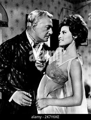 Vittorio de Sica, Raquel Welch Film The Greatest Bundle of Them All (USA 1968) Charaktere: Cesare Celli, Juliana Regie: Ken Annakin 17. Januar 1968 **WARNUNG** dieses Foto ist nur für redaktionelle Zwecke bestimmt und unterliegt dem Urheberrecht von MGM und/oder dem Fotografen, der von der Film- oder Produktionsgesellschaft zugewiesen wurde. Eine obligatorische Gutschrift an MGM ist erforderlich. Der Fotograf sollte ebenfalls angerechnet werden, wenn er bekannt ist. Ohne schriftliche Genehmigung der Film Company kann keine kommerzielle Nutzung gewährt werden. Stockfoto