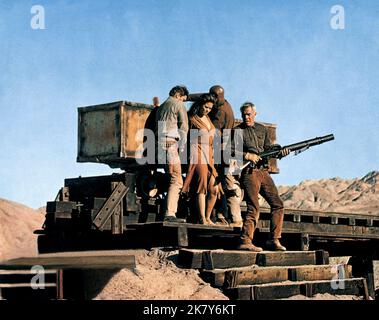 Burt Lancaster, Claudia Cardinale, Woody Strode & Lee Marvin Film: The Professionals (USA 1966) Charaktere: Bill Dolworth,Mrs. Maria Grant, Jake Sharp & Henry „Rico“ Fardan Director: Richard Brooks 02. November 1966 **WARNUNG** Dieses Foto ist nur für redaktionelle Verwendung bestimmt und unterliegt dem Copyright von COLUMBIA und/oder dem Fotografen, der von der Film- oder Produktionsfirma beauftragt wurde und darf nur von Publikationen im Zusammenhang mit der Bewerbung des oben genannten Films reproduziert werden. Eine obligatorische Gutschrift an COLUMBIA ist erforderlich. Der Fotograf sollte auch bei Bekanntwerden des Fotos gutgeschrieben werden. Es kann keine kommerzielle Nutzung gewährt werden Stockfoto