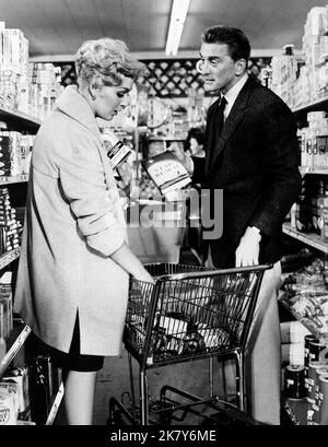 Kim Novak & Kirk Douglas Film: Strangers When We Meet (USA 1960) Charaktere: Margaret 'Maggie' Gault & Larry Coe / Literaturverfilmung (nach dem Buch von Evan Hunter) Regie: Richard Quine 29 June 1960 **WARNUNG** Dieses Foto ist nur für redaktionelle Verwendung bestimmt und unterliegt dem Copyright von BRYNA PRODUCTIONS und/oder dem Fotografen, der von der Film- oder Produktionsfirma beauftragt wurde, und kann nur von Publikationen im Zusammenhang mit der Bewerbung des oben genannten Films reproduziert werden. Eine obligatorische Gutschrift an BRYNA-PRODUKTIONEN ist erforderlich. Der Fotograf sollte auch bei Bekanntwerden des Fotos gutgeschrieben werden. Eine kommerzielle Nutzung ist nicht möglich Stockfoto