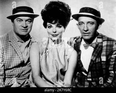 Bob Hope, Joan Collins, Bing Crosby Film: The Road to Hong Kong (1961) Charaktere: Chester Babcock,Diane (3. Echelon-Agent),Harry Turner Regie: Norman Panama 27 April 1962 **WARNUNG** Dieses Foto ist nur für redaktionelle Verwendung bestimmt und unterliegt dem Copyright der Film Company und/oder des Fotografen, der von der Film- oder Produktionsfirma beauftragt wurde und kann nur von Publikationen im Zusammenhang mit der Bewerbung des oben genannten Films reproduziert werden. Eine obligatorische Gutschrift an die Filmgesellschaft ist erforderlich. Der Fotograf sollte auch bei Bekanntwerden des Fotos gutgeschrieben werden. Ohne schriftliche Genehmigung kann keine kommerzielle Nutzung gewährt werden Stockfoto