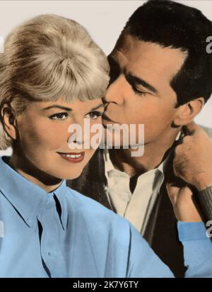 Doris Day & James Garner Film: The Thrill of IT All (USA 1963) Charaktere: Beverly Boyer & Dr. Gerald Boyer Regie: Norman Jewison 17 July 1963 **WARNUNG** Dieses Foto ist nur für den redaktionellen Gebrauch bestimmt und unterliegt dem Copyright von UNIVERSAL INT. Und/oder den Fotografen, der vom Film- oder Produktionsunternehmen beauftragt wurde und nur durch Publikationen im Zusammenhang mit der Bewerbung des oben genannten Films reproduziert werden kann. Eine obligatorische Gutschrift an UNIVERSAL INT. Ist erforderlich. Der Fotograf sollte auch bei Bekanntwerden des Fotos gutgeschrieben werden. Ohne schriftliche Genehmigung der Film Company kann keine kommerzielle Nutzung gewährt werden. Stockfoto