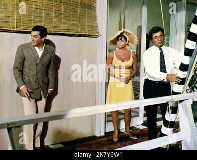 Tony Curtis, Claudia Cardinale Film Don't Make Waves (USA 1967) Charaktere: Carlo Cofield, Laura Califatti Regie: Alexander Mackendrick 20. Juni 1967 **WARNUNG** dieses Foto ist nur für redaktionelle Zwecke bestimmt und unterliegt dem Copyright von MGM und/oder dem Fotografen, der von der Film- oder Produktionsgesellschaft zugewiesen wurde. Es kann nur durch Veröffentlichungen in Verbindung mit der Werbung für den oben genannten Film reproduziert werden. Eine obligatorische Gutschrift an MGM ist erforderlich. Der Fotograf sollte ebenfalls angerechnet werden, wenn er bekannt ist. Ohne schriftliche Genehmigung der Film Company kann keine kommerzielle Nutzung gewährt werden. Stockfoto