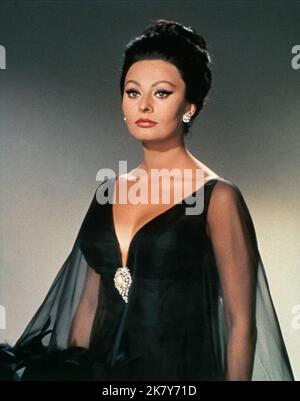Sophia Loren Film Arabesque (USA 1966) Charaktere: Yasmin Azir Regie: Stanley Donen 05. Mai 1966 **WARNUNG** dieses Foto ist nur für redaktionelle Zwecke bestimmt und unterliegt dem Urheberrecht von UNIVERSAL und/oder dem Fotografen, der von der Film- oder Produktionsgesellschaft beauftragt wurde. Es kann nur durch Veröffentlichungen in Verbindung mit der Werbung für den oben genannten Film reproduziert werden. Eine obligatorische Gutschrift für UNIVERSAL ist erforderlich. Der Fotograf sollte ebenfalls angerechnet werden, wenn er bekannt ist. Ohne schriftliche Genehmigung der Film Company kann keine kommerzielle Nutzung gewährt werden. Stockfoto