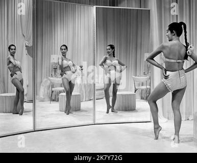 Nancy Kwan Film: Flower Drum Song (1961) Charaktere: Linda Low Regie: Henry Koster 09 November 1961 **WARNUNG** Dieses Foto ist nur für redaktionelle Verwendung bestimmt und unterliegt dem Copyright von SAMUEL GOLDWYN und/oder dem von der Film- oder Produktionsfirma beauftragten Fotografen.Es kann nur von Publikationen im Zusammenhang mit der Bewerbung des oben genannten Films reproduziert werden. Eine obligatorische Gutschrift an SAMUEL GOLDWYN ist erforderlich. Der Fotograf sollte auch bei Bekanntwerden des Fotos gutgeschrieben werden. Ohne schriftliche Genehmigung der Film Company kann keine kommerzielle Nutzung gewährt werden. Stockfoto