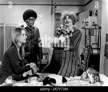 Peggy Lipton & Clarence Williams Iii Television: Mod Squad (TV-Serie) USA 1968–1973, 24. September 1968 **ACHTUNG** Dieses Foto ist nur für redaktionelle Verwendung bestimmt und unterliegt dem Copyright von THOMASSPELLING PRODUCTIONS und/oder des Fotografen, der von der Film- oder Produktionsfirma beauftragt wurde und kann nur durch Publikationen im Zusammenhang mit der Bewerbung des oben genannten Films reproduziert werden. Eine obligatorische Gutschrift für THOMASSPELLING-PRODUKTIONEN ist erforderlich. Der Fotograf sollte auch bei Bekanntwerden des Fotos gutgeschrieben werden. Ohne schriftliche Genehmigung der Film Company kann keine kommerzielle Nutzung gewährt werden. Stockfoto