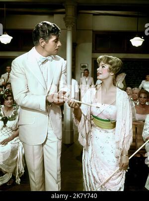 Robert Preston & Shirley Jones Film: The Music Man (1960) Charaktere: Harold Hill & Marian Paroo 19 June 1962 **WARNUNG** Dieses Foto ist nur für den redaktionellen Gebrauch bestimmt und unterliegt dem Copyright von WARNER BROS und/oder des Fotografen, der von der Film- oder Produktionsfirma beauftragt wurde, und kann nur durch Publikationen im Zusammenhang mit der Bewerbung des oben genannten Films reproduziert werden. Eine obligatorische Gutschrift an WARNER BROS ist erforderlich. Der Fotograf sollte auch bei Bekanntwerden des Fotos gutgeschrieben werden. Ohne schriftliche Genehmigung der Film Company kann keine kommerzielle Nutzung gewährt werden. Stockfoto