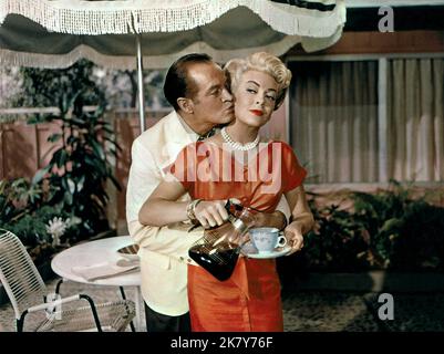 Bob Hope & Lana Turner Film: Bachelor in Paradise (USA 1961) Charaktere: Adam J. Niles & Rosemary Howard Regie: Jack Arnold 01. November 1961 **WARNUNG** Dieses Foto ist nur für redaktionelle Zwecke bestimmt und unterliegt dem Copyright von MGM und/oder dem von der Film- oder Produktionsfirma beauftragten Fotografen und kann nur durch Publikationen im Zusammenhang mit der Bewerbung des oben genannten Films reproduziert werden. Eine obligatorische Gutschrift an MGM ist erforderlich. Der Fotograf sollte auch bei Bekanntwerden des Fotos gutgeschrieben werden. Ohne schriftliche Genehmigung der Film Company kann keine kommerzielle Nutzung gewährt werden. Stockfoto