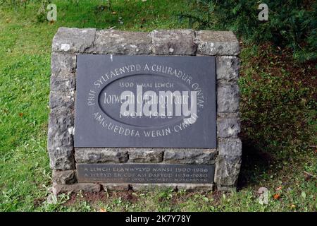 Stein- und Schiefer-Denkmal für Iorwerth Cyfeiliog Peate, Gründer des St. Fagans Museums in Cardiff. Oktober 2022. Herbst. Seine Asche ist darunter vergraben. Stockfoto