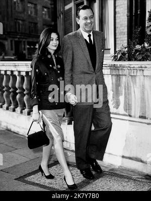 Nancy Kwan & William Holden Film: Die Welt von Suzie Wong (1969) Charaktere: Suzie Wong a.k.a. Mee Ling Wong & Robert Lomax Direktor: Richard Quine 10 November 1960 **WARNUNG** Dieses Foto ist nur für redaktionelle Zwecke bestimmt und unterliegt dem Copyright von PARAMOUNT und/oder des Fotografen, der von der Film- oder Produktionsfirma beauftragt wurde und darf nur von Publikationen im Zusammenhang mit der Bewerbung des oben genannten Films reproduziert werden. Eine obligatorische Gutschrift an PARAMOUNT ist erforderlich. Der Fotograf sollte auch bei Bekanntwerden des Fotos gutgeschrieben werden. Ohne schriftliche Genehmigung der Film Company kann keine kommerzielle Nutzung gewährt werden. Stockfoto