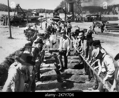 Railroad Construction Scene Film: How the West was Won (USA 1962) Regie: John Ford, Henry Hathaway, George Marshall, Richard Thorpe, Regie: Hathaway,Ford,Marshall,Thorpe 01 November 1962 **WARNUNG** Dieses Foto ist nur für redaktionelle Verwendung bestimmt und unterliegt dem Copyright von MGM und/oder dem von der Film- oder Produktionsfirma beauftragten Fotografen und kann nur durch Publikationen im Zusammenhang mit der Bewerbung des oben genannten Films reproduziert werden. Eine obligatorische Gutschrift an MGM ist erforderlich. Der Fotograf sollte auch bei Bekanntwerden des Fotos gutgeschrieben werden. Ohne schriftliche Genehmigung des F kann keine kommerzielle Nutzung gewährt werden Stockfoto