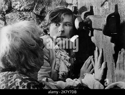 Jack MacGowan & Roman Polanski Film: The Fearless Vampire Killers; Dance of the Vampires (UK/USA 1967) Charaktere: & Alfred, Abronsius' Assistant Director: Roman Polanski 13. November 1967 **WARNUNG** Dieses Foto ist nur für redaktionelle Zwecke bestimmt und unterliegt dem Copyright von MGM und/oder dem von der Film- oder Produktionsfirma beauftragten Fotografen und kann nur durch Publikationen im Zusammenhang mit der Bewerbung des oben genannten Films reproduziert werden. Eine obligatorische Gutschrift an MGM ist erforderlich. Der Fotograf sollte auch bei Bekanntwerden des Fotos gutgeschrieben werden. Ohne schriftliche Genehmigung des Films kann keine kommerzielle Nutzung gewährt werden Stockfoto