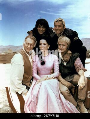 Leif Erickson, Henry Darrow, Cameron Mitchell, Mark Slade & Linda Cristal Television: The High Chaparral (1967) Charaktere: Big John Cannon, Manolito Montoya, Buck Cannon, Billy Blue Cannon & Victoria Cannon (97 Folgen, 1967-1971) 10. September 1967 **WARNUNG** Dieses Foto ist nur für redaktionelle Zwecke bestimmt und unterliegt dem Copyright von NBC und/oder dem Fotografen, der von der Film- oder Produktionsfirma beauftragt wurde, und kann nur von Publikationen im Zusammenhang mit der Bewerbung des oben genannten Films reproduziert werden. Eine obligatorische Gutschrift an NBC ist erforderlich. Der Fotograf sollte auch bei Bekanntwerden des Fotos gutgeschrieben werden. Keine Kommercia Stockfoto