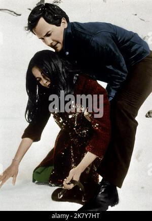 Nancy Kwan & Pat Boone Film: Die Hauptattraktion (1961) Charaktere: Tessa & Eddie Regie: Daniel Petrie 01 November 1962 **WARNUNG** Dieses Foto ist nur für redaktionelle Verwendung bestimmt und unterliegt dem Copyright von SEVEN ARTS und/oder des Fotografen, der von der Film- oder Produktionsfirma beauftragt wurde und darf nur von Publikationen im Zusammenhang mit der Bewerbung des oben genannten Films reproduziert werden. Eine obligatorische Gutschrift für SEVEN ARTS ist erforderlich. Der Fotograf sollte auch bei Bekanntwerden des Fotos gutgeschrieben werden. Ohne schriftliche Genehmigung der Film Company kann keine kommerzielle Nutzung gewährt werden. Stockfoto