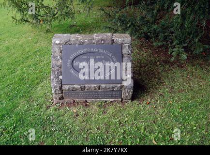 Stein- und Schiefer-Denkmal für Iorwerth Cyfeiliog Peate, Gründer des St. Fagans Museums in Cardiff. Oktober 2022. Herbst. Seine Asche ist darunter vergraben. Stockfoto