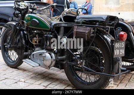 Ein René Gillet 1939 Modell G1 750cc 2 Zylinder Motorrad und Seitenwagen warten auf den Eintritt in die Sarlat-la-Caneda Innenstadt Oldtimer und Bike Show Stockfoto