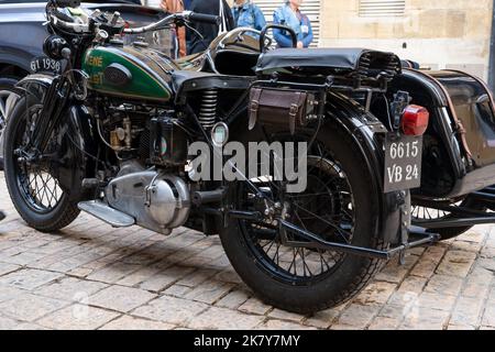 Ein René Gillet 1939 Modell G1 750cc 2 Zylinder Motorrad und Seitenwagen warten auf den Eintritt in die Sarlat-la-Caneda Innenstadt Oldtimer und Bike Show Stockfoto