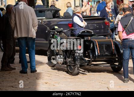 Ein René Gillet 1939 Modell G1 750cc 2 Zylinder Motorrad und Seitenwagen warten auf den Eintritt in die Sarlat-la-Caneda Innenstadt Oldtimer und Bike Show Stockfoto