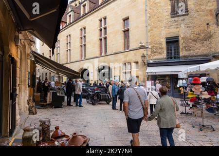 Ein René Gillet 1939 Modell G1 750cc 2 Zylinder Motorrad und Seitenwagen warten auf den Eintritt in die Sarlat-la-Caneda Innenstadt Oldtimer und Bike Show Stockfoto